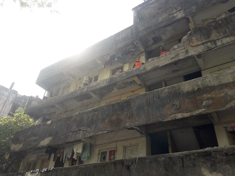 Thirty-floor floating slab of the Khararkar Ali building collapsed in Chhattisgarh, killing three cars | ठाण्यात इमारतीच्या तिसऱ्या मजल्यावरील गॅलरीच्या भिंतीचा काही भाग कोसळून माय लेकी जखमी, तीन कारचेही झाले नुकसान 