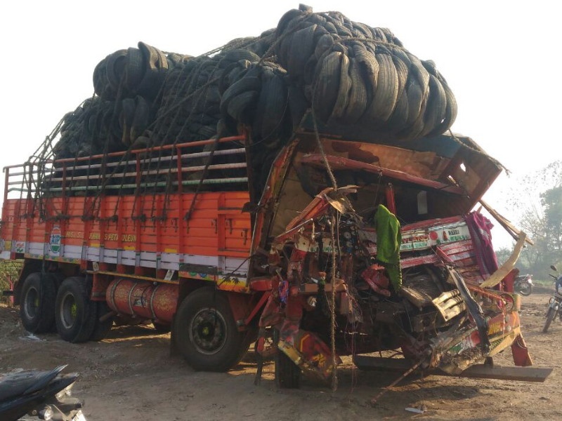 11 people injured in two truck accident in Uruli Kanchan; Illegal traveler, sand transport issue of on the anvil | उरुळी कांचनमध्ये दोन ट्रकच्या अपघातात ११ जखमी; अवैध प्रवासी, वाळू वाहतुकीचा मुद्दा ऐरणीवर