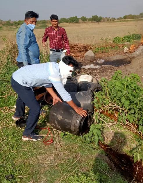 Four hundred liters of village liquor destroyed in Bhokarbari dam | भोकरबारी धरणात चारशे लिटर गावठी दारू नष्ट