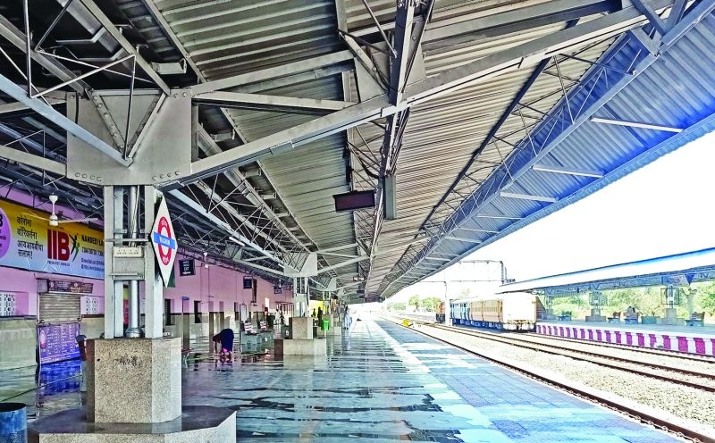 No passengers at Washim railway station due to fear of corona | रेल्वेप्रवास नको रे बाबा; वाशिम रेल्वेस्थानकात सर्वत्र शुकशुकाट