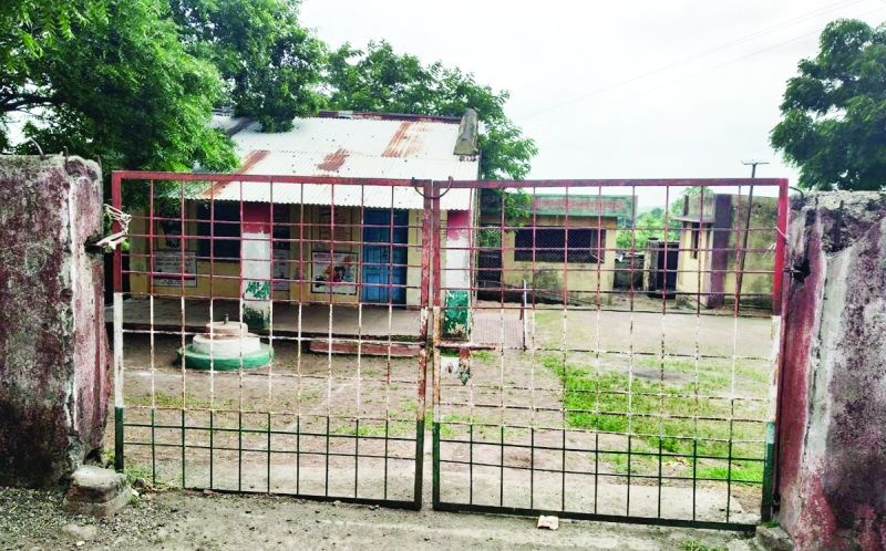 Three Zilla Parishad schools closed in the name of meeting! | मिटींगच्या नावाखाली जिल्हा परिषदेच्या तीन शाळा कुलूपबंद!