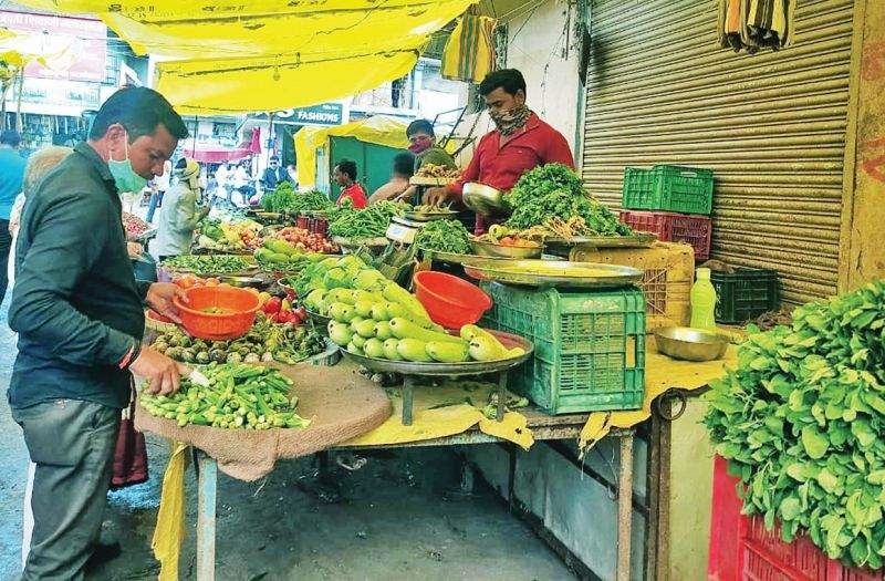 Vegetables are expensive on festive days; Wangi, Shevaga are more expensive than petrol-diesel | सणासुदीच्या दिवसात भाजीपाला महाग; वांगी, शेवगा पेट्रोल-डिझेलपेक्षाही महाग