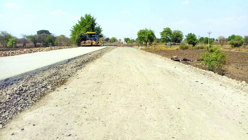 Hundreds of villages will be affected by excavated roads | खोदून ठेवलेल्या रस्त्यांमुळे शेकडो गावे होणार बाधीत