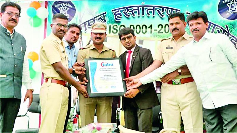 Samaropadhyay police station gets ISO rating | समुद्रपूर पोलीस ठाण्याला मिळाले आयएसओ मानांकन