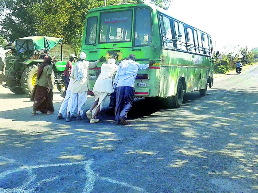Due to scratches bus drivers the driver suffers | भंगार बसगाड्यांमुळे चालक त्रस्त