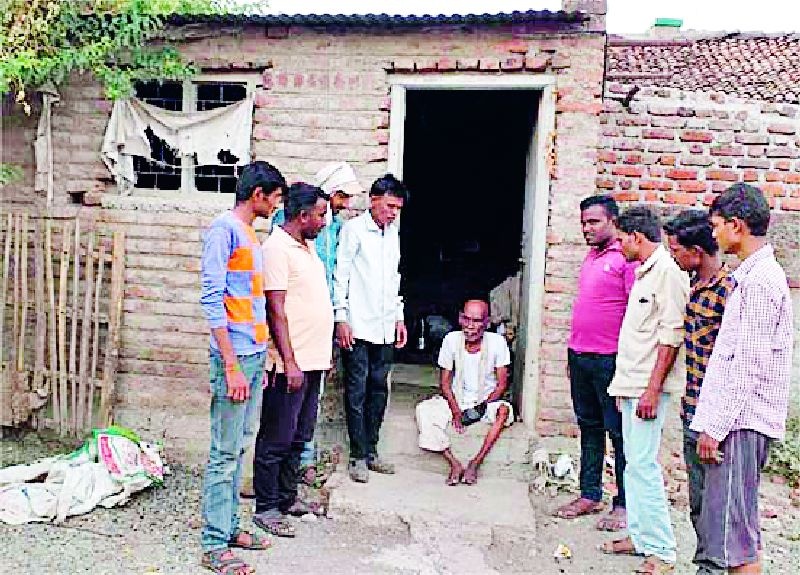 Divya's house was captured by fake documents | बनावट कागदपत्रांद्वारे दिव्यांगाचे घर हडपले