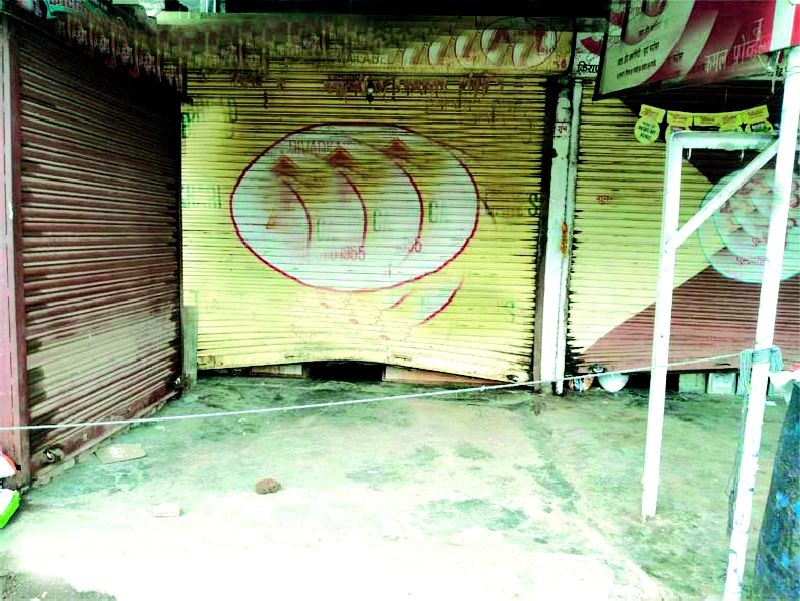 The thieves broke the two shops in the market | चोरट्यांनी बाजारपेठेतील दोन दुकाने फोडली