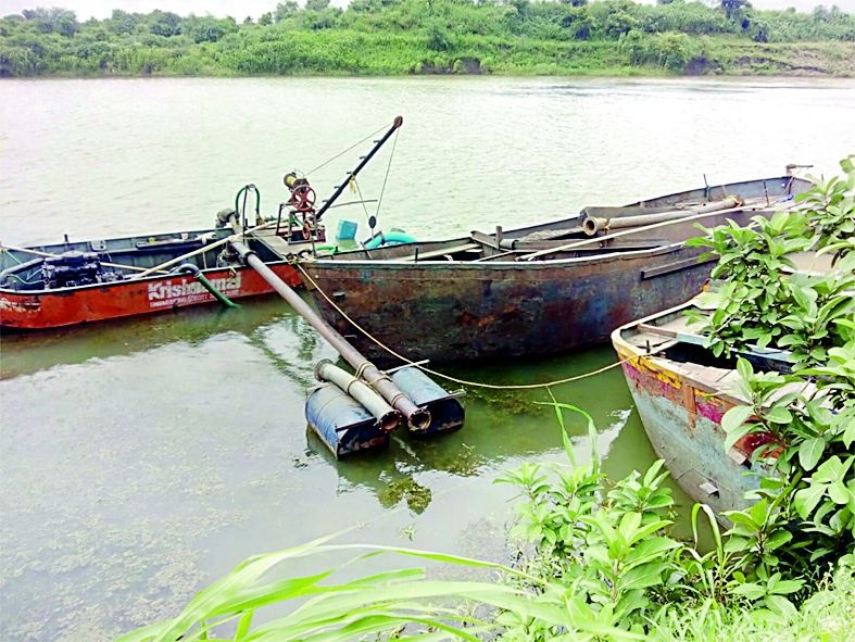 Ten boats still seized in the river bed | जप्त केलेल्या दहा बोटी अजूनही नदीपात्रातच