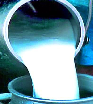 Millions of crores of rupees were stuck in milk producers | दूध उत्पादकांचे सव्वा कोटीचे चुकारे अडकले