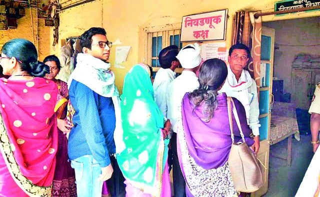 99.55 percent polling on three centers in Wardha | वर्धेत तीन केंद्रांवर ९९.३५ टक्के मतदान