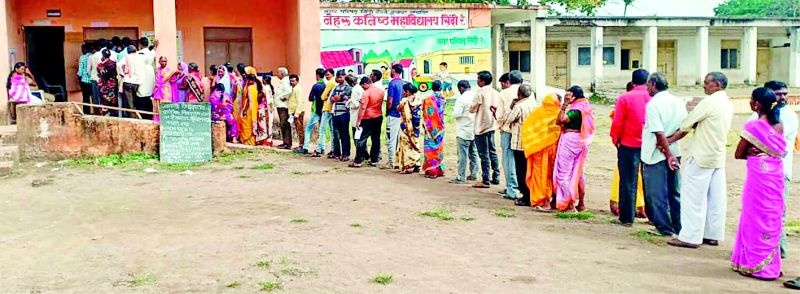 Maharashtra Election 2019 : On average, the district polls 63 percent | Maharashtra Election 2019 : जिल्ह्यात सरासरी ६३ टक्के मतदान
