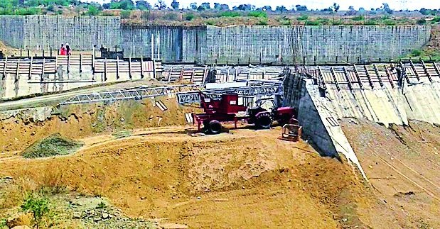 Wardha Barrage project stops due to non-funding | निधीअभावी वर्धा बॅरेज प्रकल्प रखडला