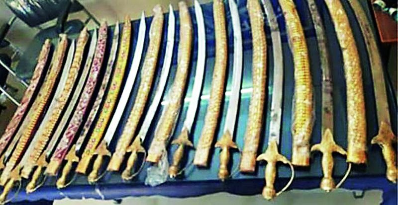 11 swords seized from Pandarakawada road | पांढरकवडा रोडवरुन ११ तलवारी जप्त