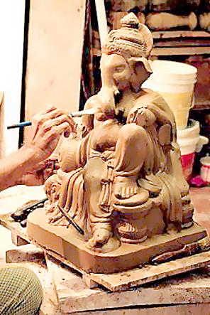 Revenue bogus funding to provide idols to the soil | मूर्तीकारांना माती पुरविण्यात महसूलचे अडेलतट्टू धोरण