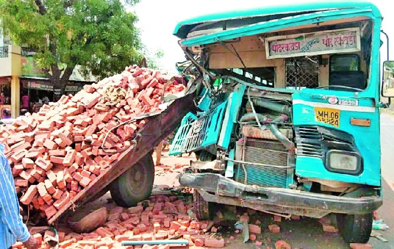 The bus driver killed in the tractor | ट्रॅक्टरवर धडकून बसचालक ठार