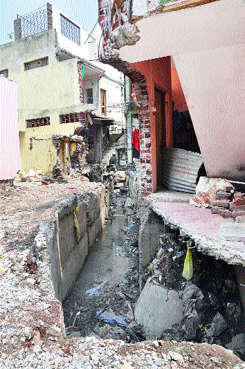 Hundreds of encroachments hit the nala in Aurangabad city | शेकडो अतिक्रमणांनी घोटला औरंगाबाद शहरातील नाल्याचा गळा