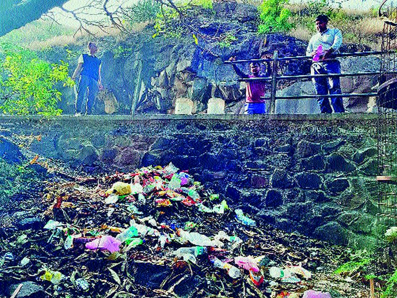 Plastics waste near the pedestal | पांडवलेण्याजवळ कर्मचारीच टाकतात प्लॅस्टिक कचरा