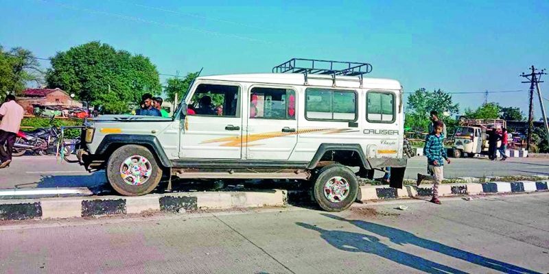 On a vehicle divider transporting students illegally | विद्यार्थ्यांची अवैध वाहतूक करणारे वाहन दुभाजकावर