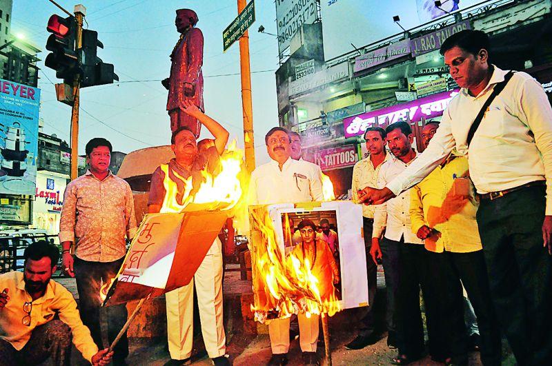 The burning of the statue of Sadhvi Pragya Thakur in Nagpur | साध्वी प्रज्ञा ठाकूर यांच्या पुतळ्याचे दहन