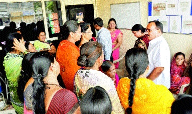 Thousands of MLAs' office to drink in Aurangabad | औरंगाबादेत पाण्यासाठी आमदारांच्या कार्यालयावर ठिय्या