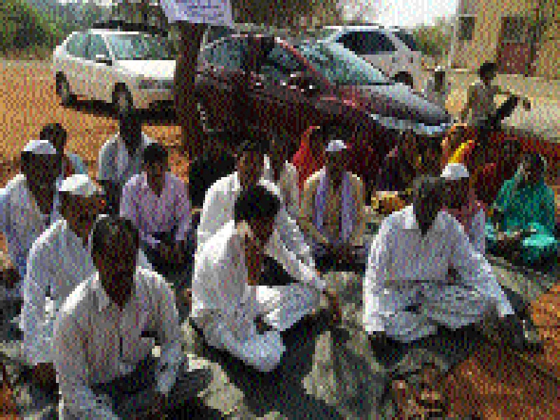Fasting with farmers' families in Beed district | बीड जिल्ह्यात शेतकऱ्यांचे कुटुंबियांसह उपोषण