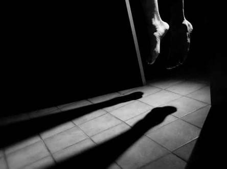 Suicide by two married women in bhosari | भोसरीत दोन विवाहित महिलांची राहत्या घरी गळफास घेऊन आत्महत्या