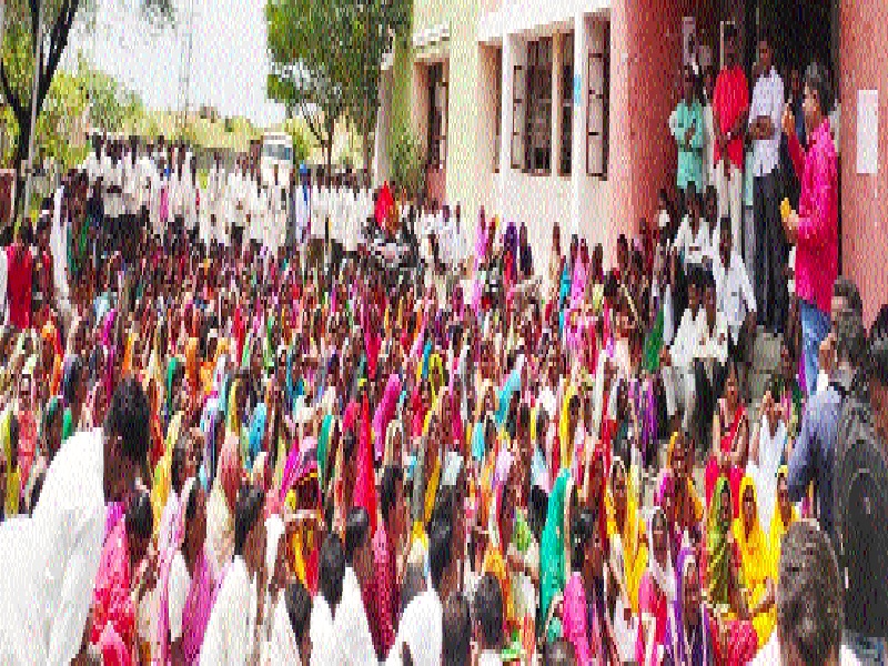Red Bawat movement in Mantha | मंठ्यात लाल बावटाचे आंदोलन