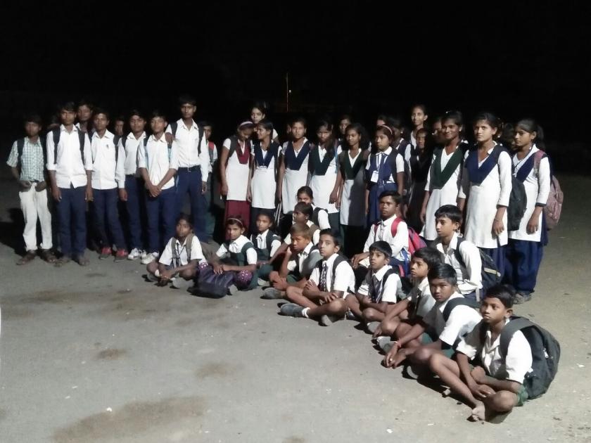 In Vidarbha district, 48 school students stopped the road till 9.30 pm | वर्धा जिल्ह्यात बससाठी ४८ शालेय विद्यार्थी रात्री ९.३० पर्यंत रस्त्यावर ताटकळले
