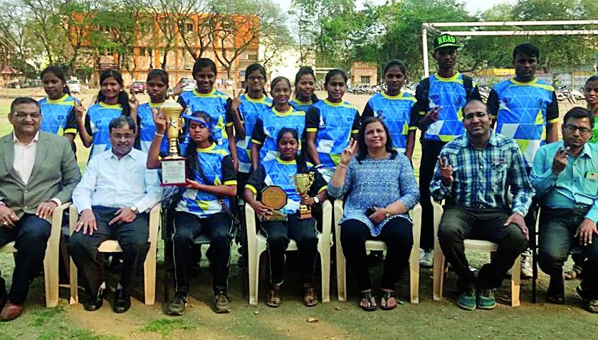 Nagpur blind girls cricket Team saw the light of victory | क्रिकेटच्या ट्रॉफीने दूर केली अंधत्वाची निराशा