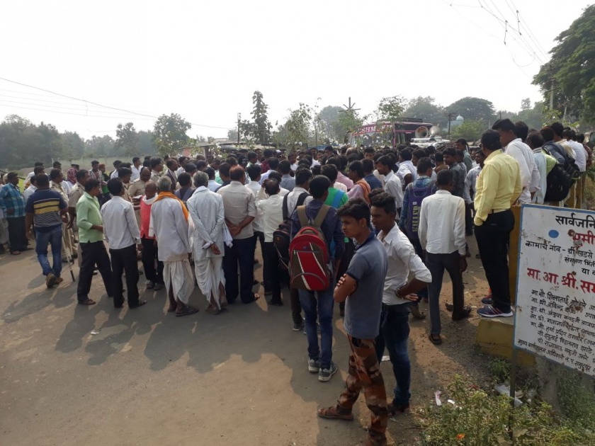 Stop the agitation of the angry farmers in Wardha district | संतप्त शेतकऱ्यांचा वर्धा जिल्ह्यात रास्ता रोको आंदोलन
