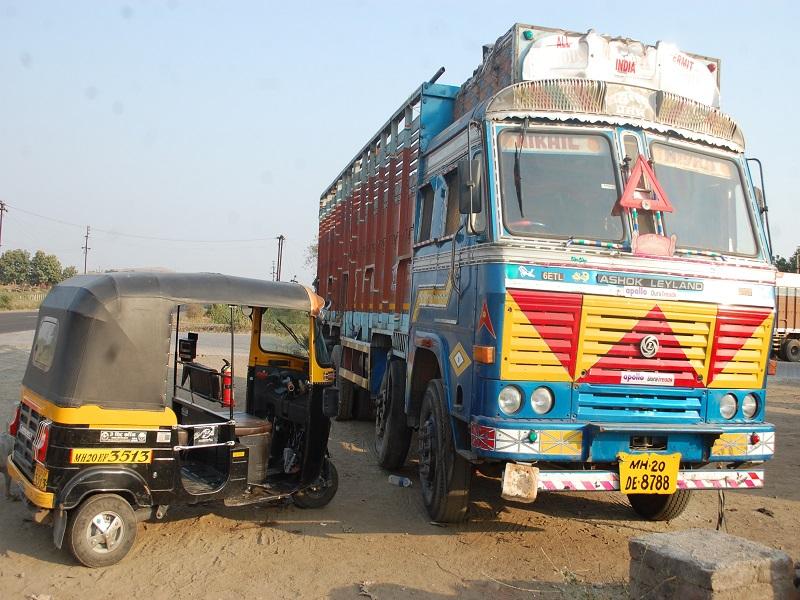 There is a rickshaw on the faulty truck near Sajapur | साजापूरजवळ नादुरुस्त ट्रकवर रिक्षा धडकून चालकाचा मृत्यू