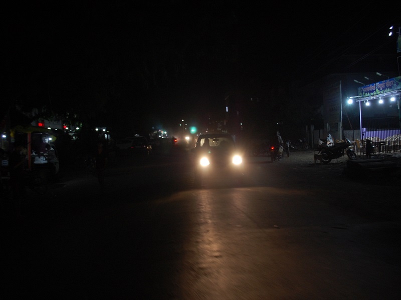 street light closed on the main road in Bajajnagar | बजाजनगरमध्ये मुख्य रस्त्यावरील पथदिवे बंद