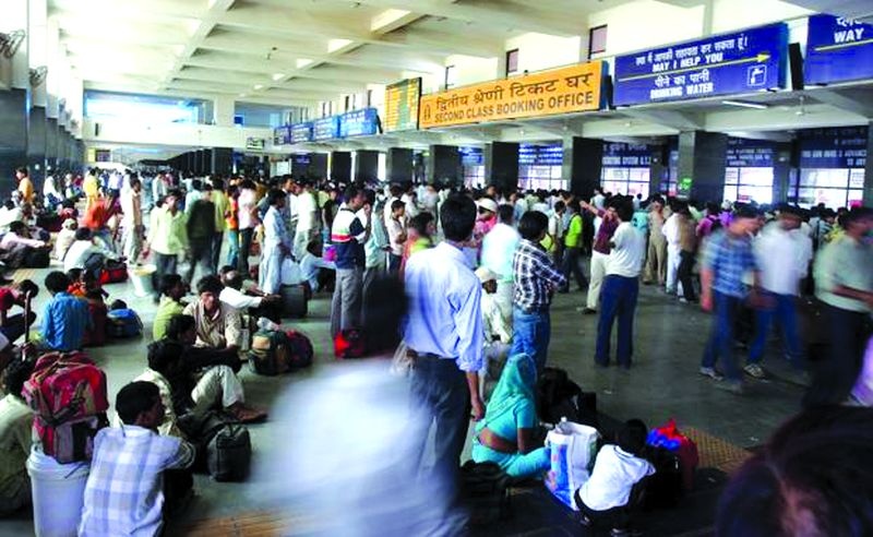 Railway tickets brokers monopoly at Nagpur Railway Station | नागपूर रेल्वेस्थानकावर दलालांची दिवाळी
