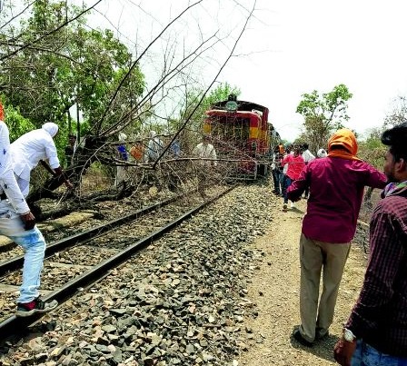 Loco pilot's presence of mind; avoid train accident in Nagpur | नागपूर जिल्ह्यात चालकाच्या सतर्कतेने रेल्वे अपघात टळला