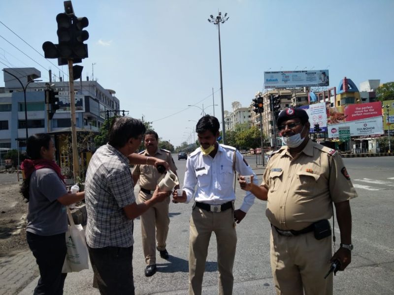 Janata Curfew: Dignified citizens take care of duty-efficient police | जनता कर्फ्यु: सहृदयी नागरिकांनी घेतली कर्तव्यदक्ष पोलिसांची काळजी