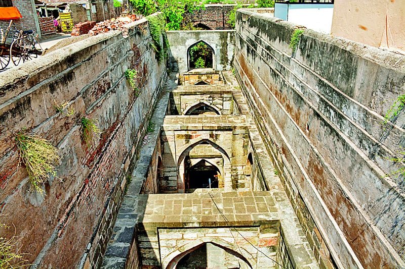 14th Century well neglected at Mahimpur In the Amravati district | अमरावती जिल्ह्यात १४ व्या शतकातील महिमापूरची देखणी पायविहीर दुर्लक्षित