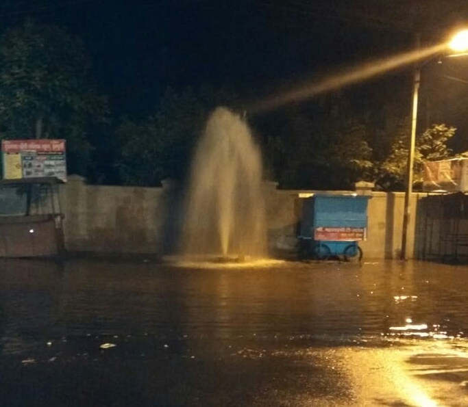 Kolhapur: Wasted millions of liters of water due to poor air valve damage at ITI Chowk | कोल्हापूर : आयटीआय चौकात एअर व्हॉल्व्ह खराब झाल्याने लाखो लिटर पाणी वाया
