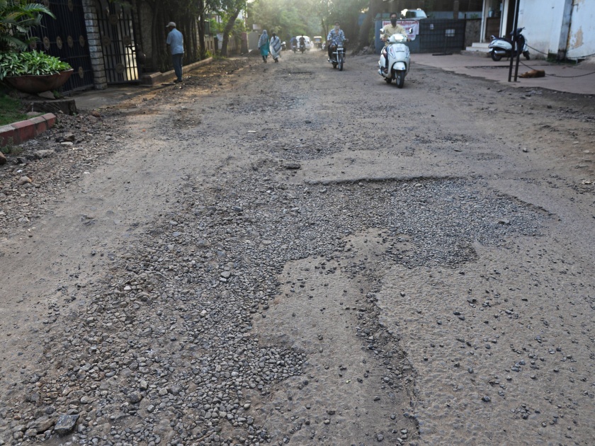 There are 16 roads in Shivaji Park | शिवाजी पार्कमधील १६ रस्त्यांची लागली वाट
