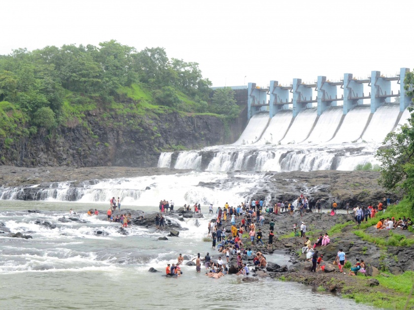Barvi dams supplying water to the industries, including Municipal Corporations in Thane district | ठाणे जिल्ह्यातील महापालिकांसह उद्योगाना पाणी पुरवठा करणारे बारवी धरण बरले