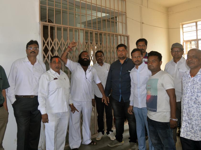 Kolhapur: Movement of Shivaji Stadium Swimming Pool Amendment - B Ward Injustice Action Committee Movement | कोल्हापूर : शिवाजी स्टेडियम जलतरण तलाव दुरुस्त करा-बी वॉर्ड अन्याय निवारण कृती समितीचे आंदोलन