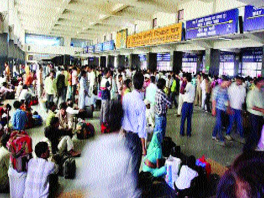 Fixation of brokers in premises of Railway Ticket Station | रेल्वे तिकीट केंद्राच्या आवारात दलालांचा सुळसुळाट