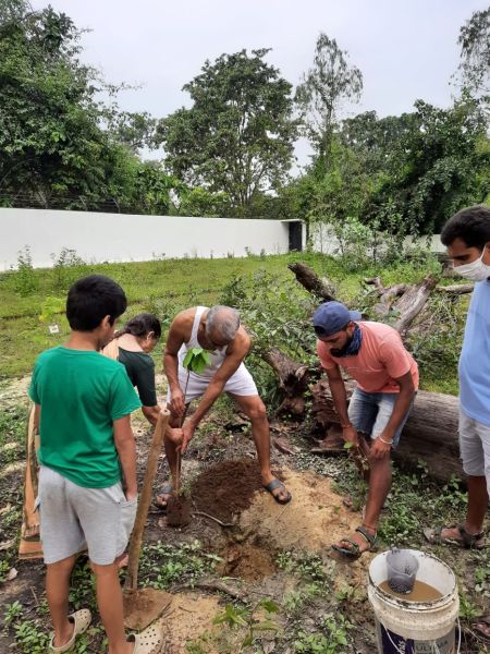 150 varieties of trees were planted by Lokbiradari project in Gadchiroli | लोकबिरादरी प्रकल्पातर्फे लावण्यात आली विविध जातींची १५० रोपटी