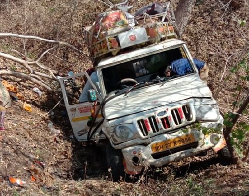 Vehicles carrying laborers fell into the valley; 19 injured | मजूर घेऊन जात असलेले वाहन दरीत कोसळले; १९ जखमी