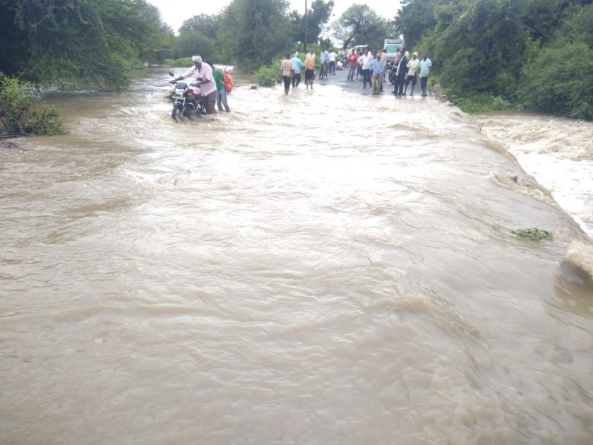 Torrential rains in Akola district; rivers flooded | अकोला जिल्ह्यात धुवाधार पाऊस;  तीन तालुक्यांत अतिवृष्टी 