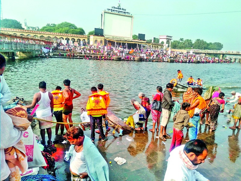 Kartiki Ekadashi baths of millions of devotees at Alankapuri | अलंकापुरीत कार्तिकी एकादशीला लाखो भाविकांचे स्नान