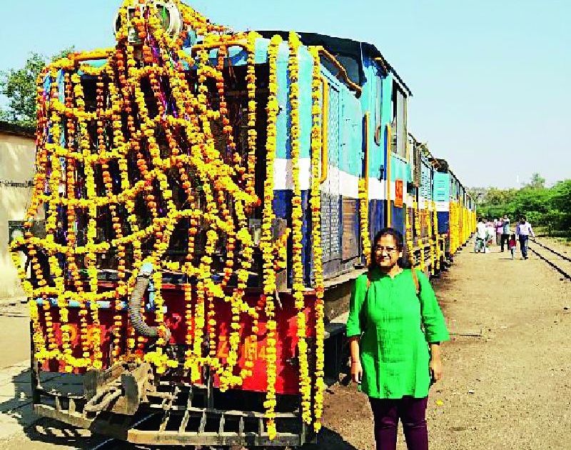 The Indian Railway's charm was stopped and the wheels stopped | भारतीय रेल्वेची मोहोर उमटली अन् चाके थांबली