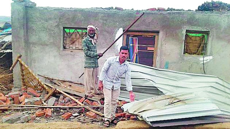 Roof of ten houses in Morgarh blown up | मोरगड येथील दहा घरांचे छप्पर उडाले