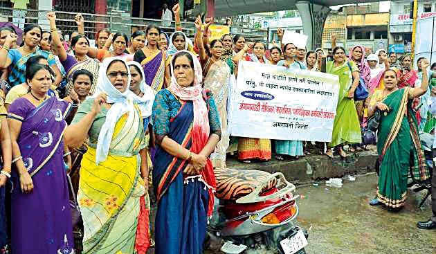  Protests in Rajkamal Chowk of Anganwadi Sevik | अंगणवाडी सेविकांची राजकमल चौकात निदर्शने