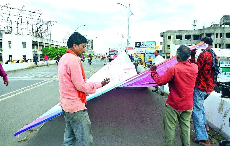 Political flakes, loud banners to delete banners | राजकीय फ्लेक्स, बॅनर हटविण्यास जोरात प्रारंभ