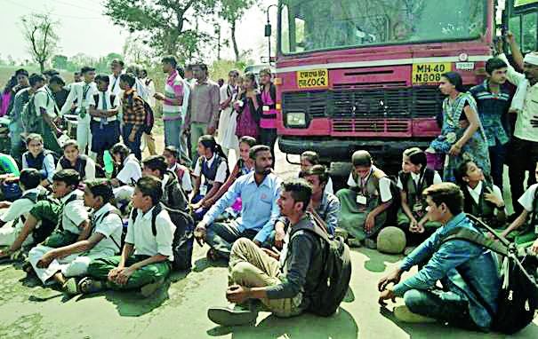 Swabhimani student organization on the road | स्वाभिमानी विद्यार्थी संघटना रस्त्यावर